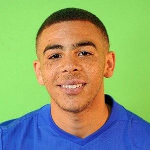 Age Of Che Adams biography