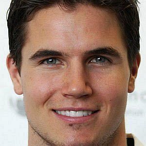 Age Of Robbie Amell biography