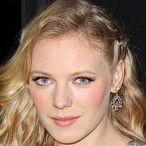 Age Of Emma Bell biography