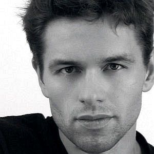 Age Of Julian Ovenden biography