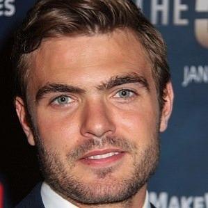 Age Of Alex Roe biography