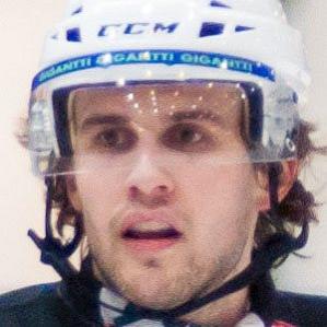 Age Of Kris Russell biography