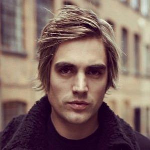 Age Of Charlie Simpson biography