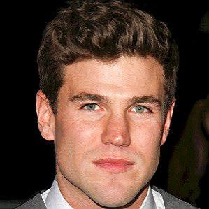 Age Of Austin Stowell biography