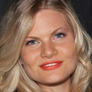 Age Of Bonnie Sveen biography