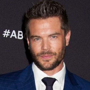 Age Of Charlie Weber biography